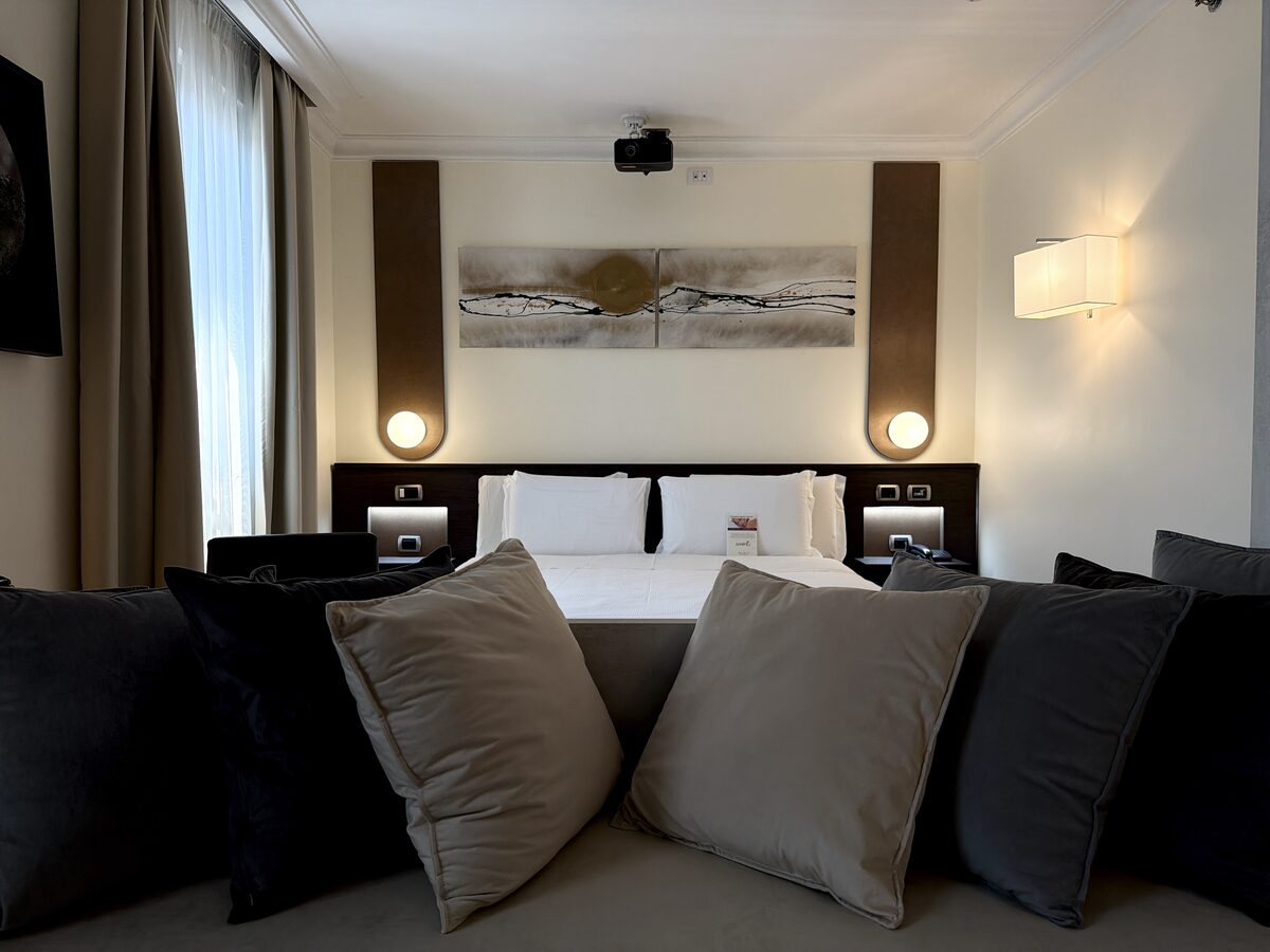 King bed in Cinema Room 210 with ceiling projector — Trilussa Palace Hotel Rome