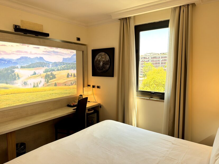 Cinema Room 210 — maxi screen and ceiling projector