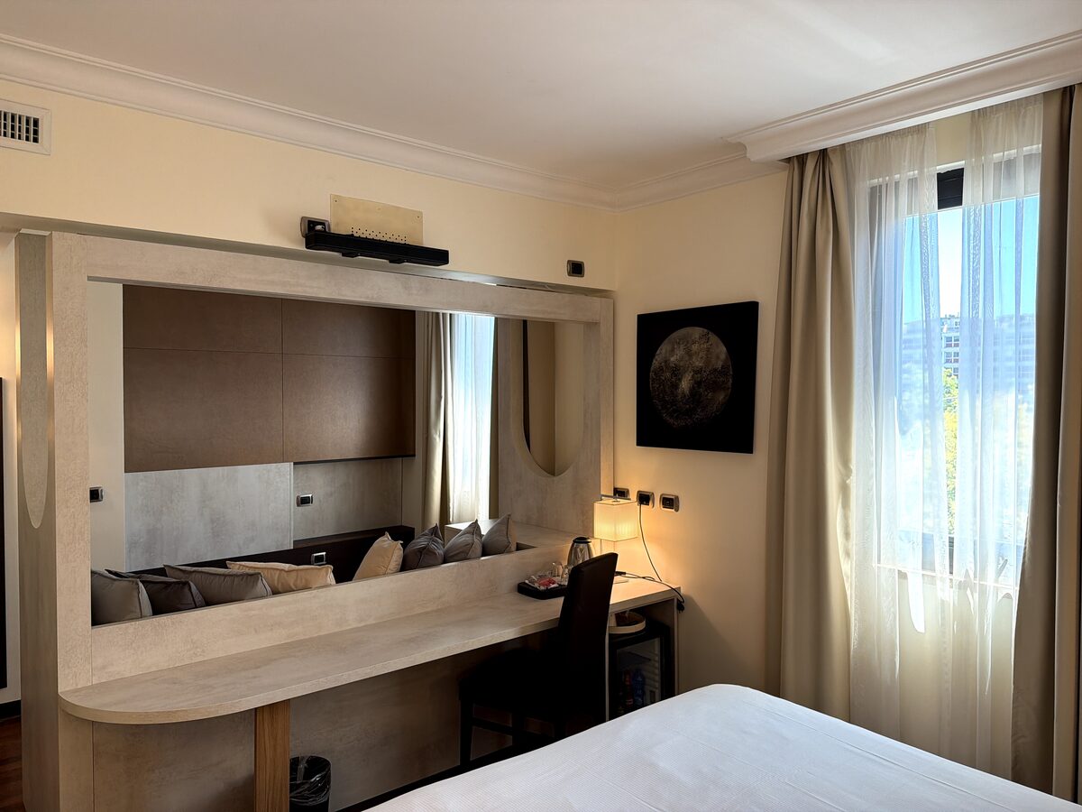 Desk and feature wall with drop-down maxi screen