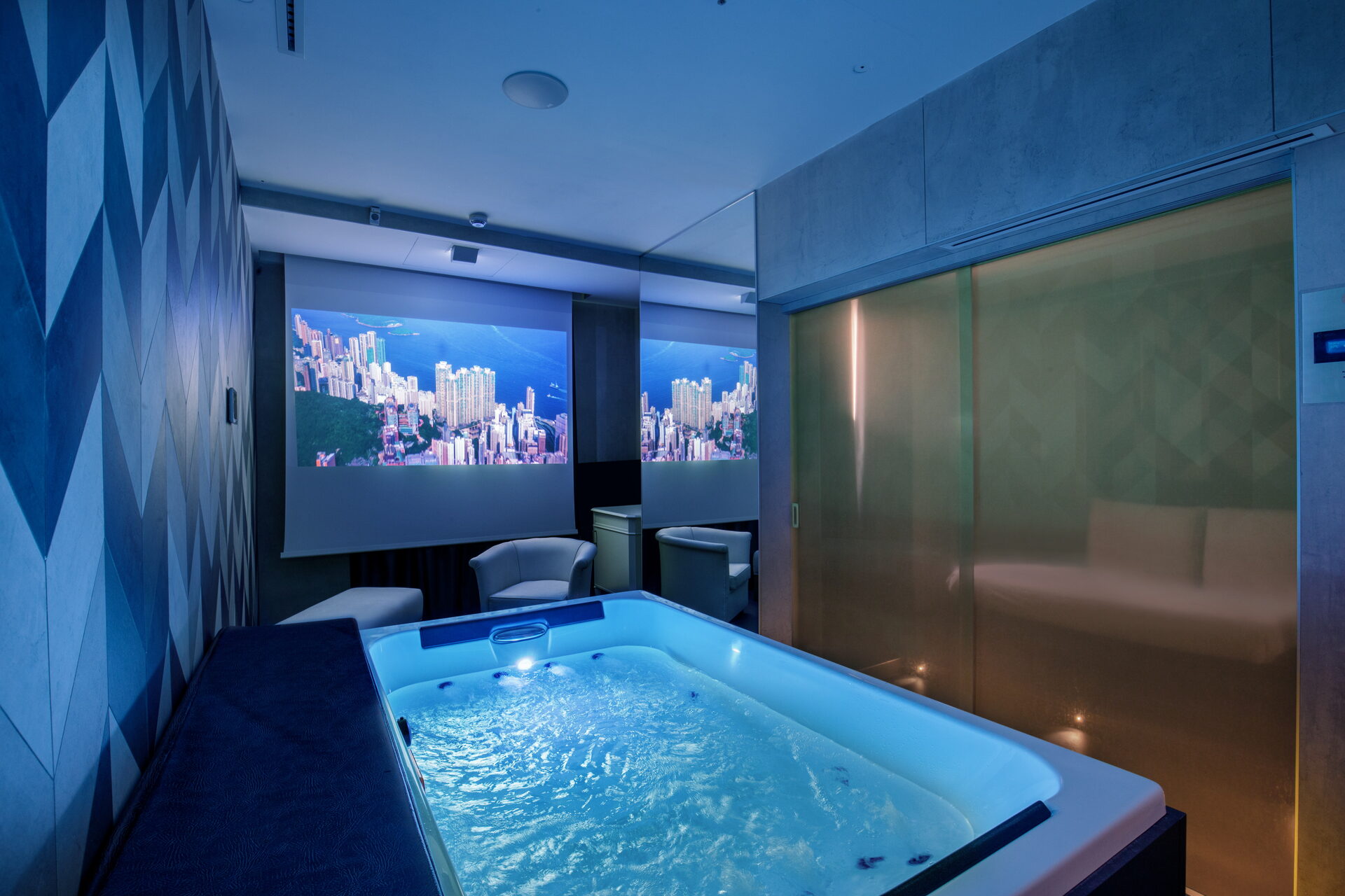 Vasca idromassaggio e maxi schermo nella spa privata della Suite Wellness 416 — Trilussa Palace Hotel Roma