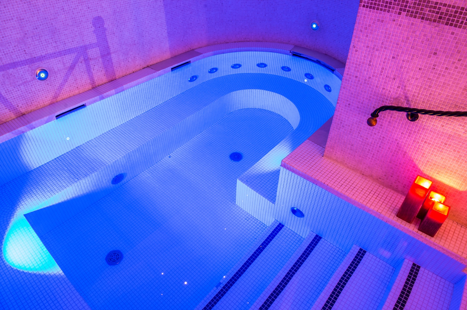 SPA Domus - piscina idromassaggio con cromoterapia al Trilussa Palace Hotel Roma