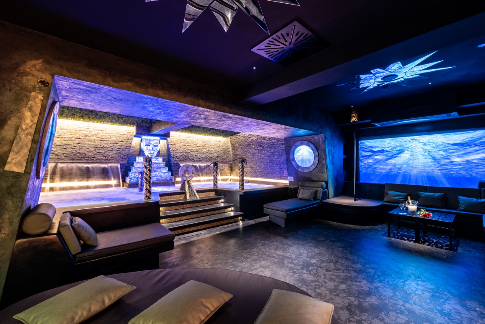 SPA Maya - piramide illuminata con cromoterapia blu