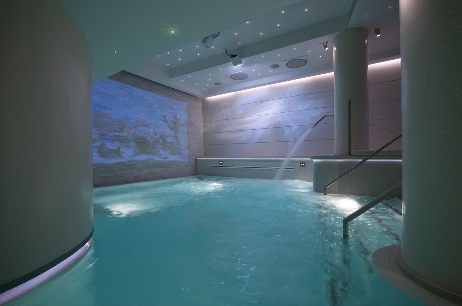 Piscina SPA Moon con proiezioni colorate per feste private a Roma